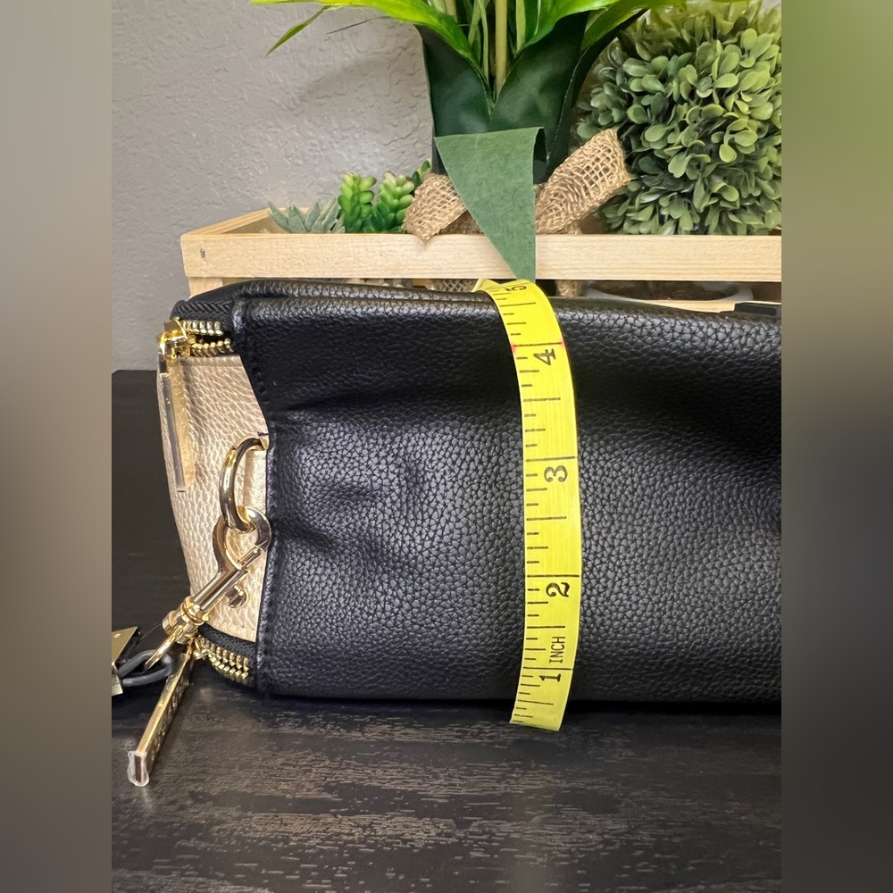 Versace Parfums Black/Gold Toiletry Pouch - Picture 9 of 13